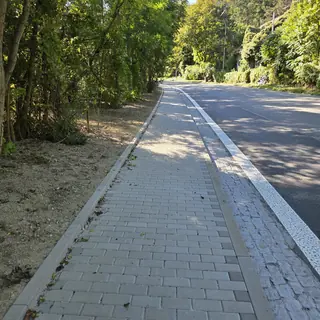 Dlážděný chodník podél komunikace – 30. 9. 2026 – foto 5