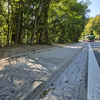 Dlážděný chodník podél komunikace – 30. 9. 2026 – foto 3