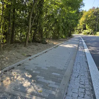 Dlážděný chodník podél komunikace – 30. 9. 2026 – foto 4
