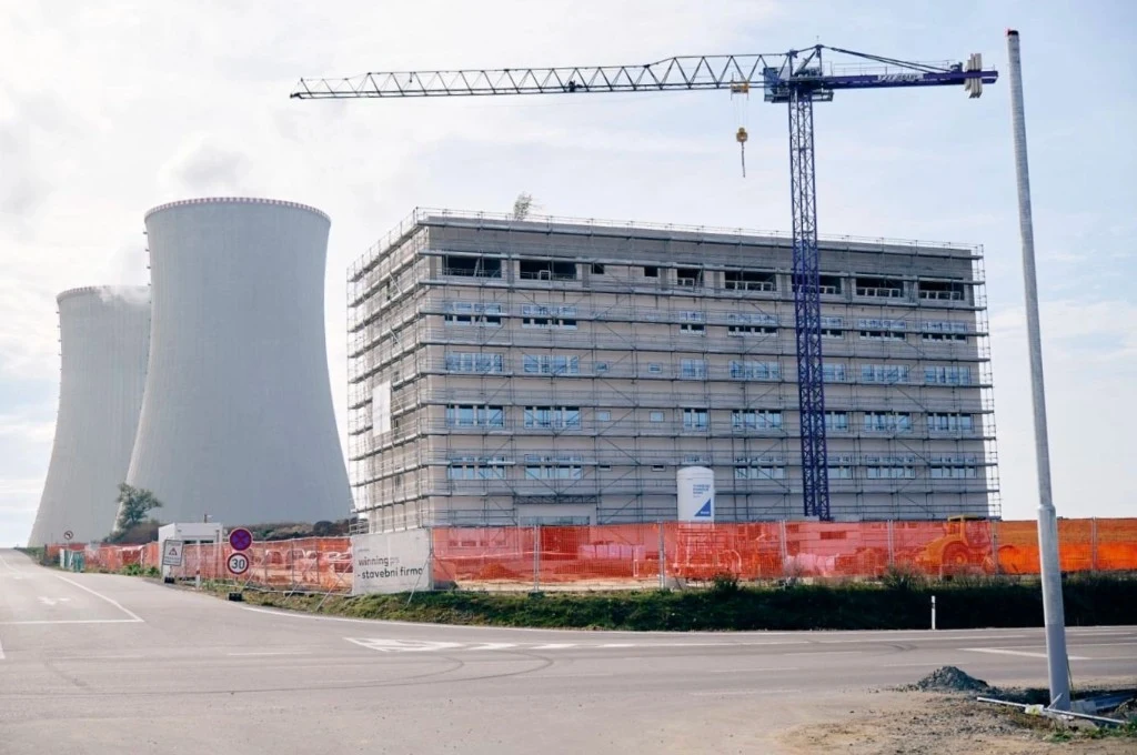 Dukovany – pohled na dokončený objekt v kontextu areálu